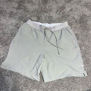 Large men’s Lululemon license to train athletic shorts euc beige tan
